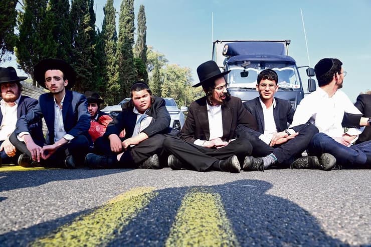 ההפגנה חרדים מחוץ לבקו"ם (צילום: קובי קואנקס) ההפגנה מחוץ לבקו"ם