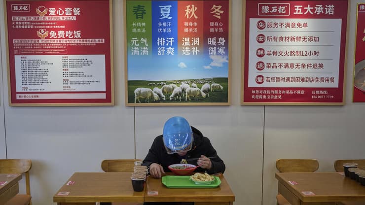 ליו ליג'יה בהפסקת צהריים ביושיג'י