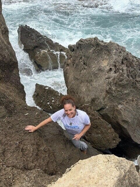 ד"ר מיה אלסר, במהלך בחינת המערה הקטנה הבוקר, עם הרעת תנאי הים