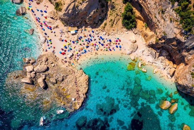 וכך הוא נראה ממעוף הרחפן (צילום: DaLiu / shutterstock) חוף קאלה גולוריצה ממעוף הרחפן