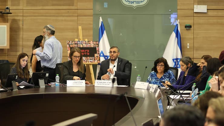 סערה ודמעות בדיון בוועדת הבריאות של הכנסת (צילום: עמית שאבי) דיון בוועדת הבריאות של הכנסת על רפורמת משרד הבריאות ביטול החזרים של התפתחות הילד