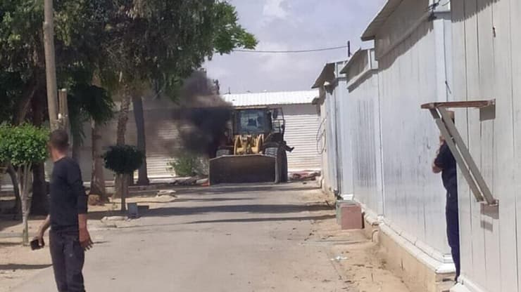 דחפור שהותקף באזור בית החולים האירופי בחאן יונס, אחרי ניסיון החיסול של מוחמד סינוואר