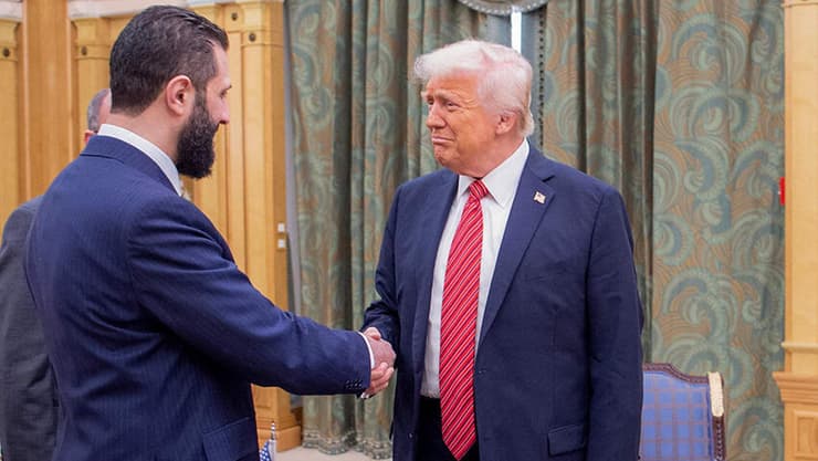 על סוריה יש דווקא הקלות. טראמפ וא-שרע (צילום: AFP PHOTO / SAUDI ROYAL PALACE / BANDAR AL-JALOUD) הפגישה של נשיא ארה"ב דונלד טראמפ עם נשיא סוריה אחמד א-שרע ובן סלימאן