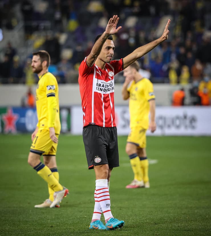 הודה לקהל הצהוב בבלומפילד - כשהוא בכלל לובש אדום. זהבי (צילום: עוז מועלם) הודה לקהל הצהוב בבלומפילד. זהבי