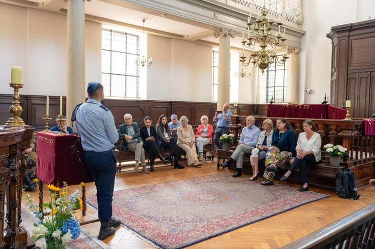 נבו קצין הנפגעים שמלווה את משפחתה של רבקה ברוך ז"ל בפגישה עם המשפחה בבית הכנסת הגדול בהאג 