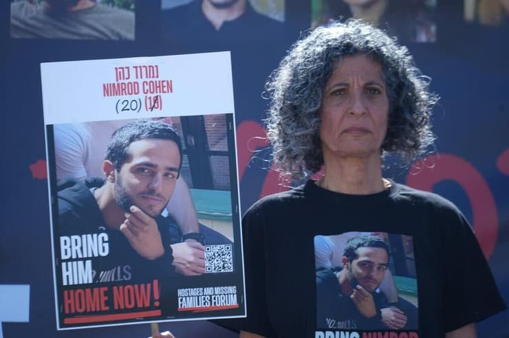 "מה המסר שלו להורים ששולחים את ילדיהם לצבא?". ויקי כהן עם תמונת בנה נמרוד (צילום: תומר שונם הלוי ) ויקי כהן, אמא של החייל החטוף נמרוד כהן