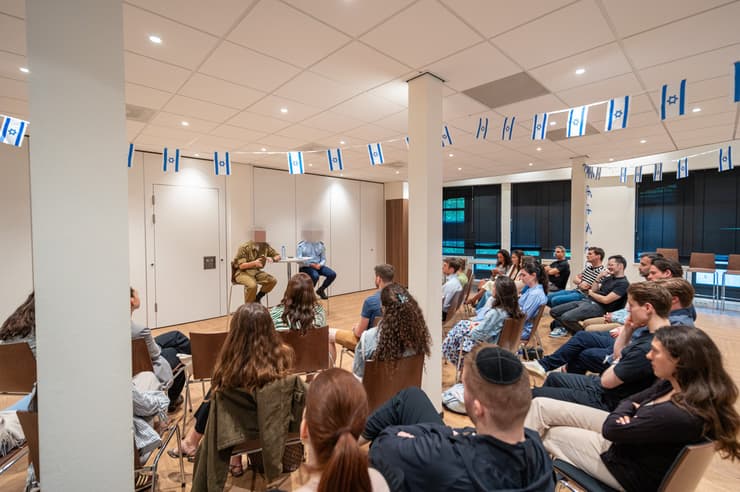 נבו קצין הנפגעים שמלווה את משפחתה של רבקה ברוך ז"ל בפגישה עם המשפחה בבית הכנסת הגדול בהאג 