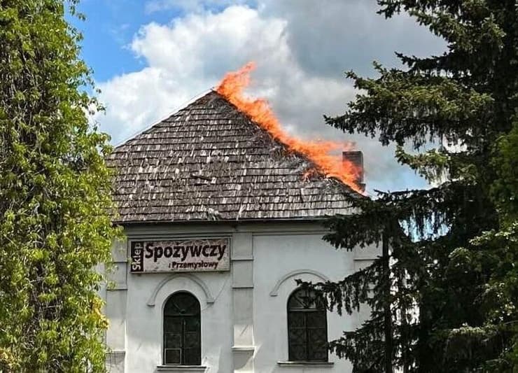 השריפה בגג המבנה ששימש כבית כנסת השריפה בגג המבנה ששימש בית כנסת