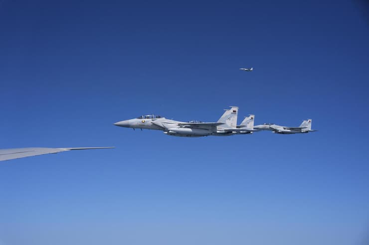  מטוסי קרב של קטאר מלווים את מטוס אייר פורס 1 