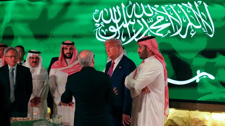 מימין: מוחמד בן סלמאן, הנשיא טראמפ ומנכ"ל אנבידיה, ג'נסן הואנג