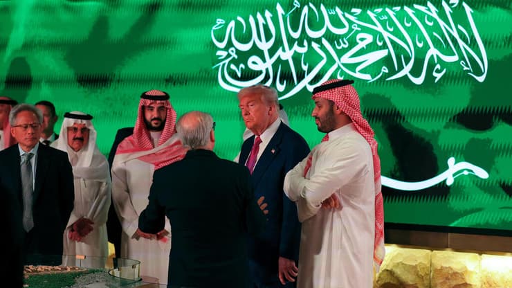 מימין: מוחמד בן סלמאן, הנשיא טראמפ ומנכ"ל אנבידיה, ג'נסן הואנג (רויטרס) מימין: מוחמד בן סלמאן, הנשיא טראמפ ומנכ"ל אנבידיה, ג'נסן הואנג