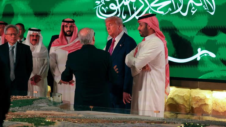 מימין: מוחמד בן סלמאן, הנשיא טראמפ ומנכ"ל אנבידיה, ג'נסן הואנג