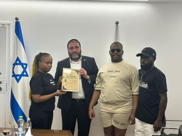 ארבל לצד משפחתו של אלישי יונג ז"ל שר הפנים העניק אזרחות כבוד לסמל אלישי יונג ז”ל