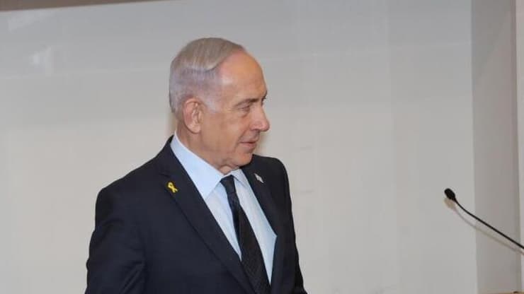 רה"מ בנימין נתניהו (צילום: יריב כץ) רה"מ בנימין נתניהו נכנס לאולם הדיונים על מנת לתת את עדותו בתיקי אלפים