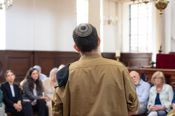 נבו קצין הנפגעים שמלווה את משפחתה של רבקה ברוך ז"ל בפגישה עם המשפחה בבית הכנסת הגדול בהאג 