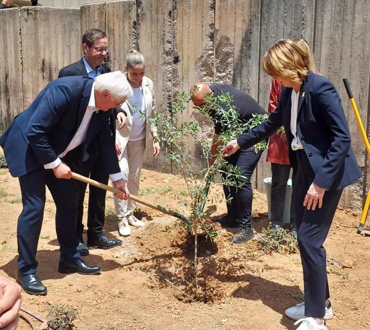 נשיא המדינה ונשיא גרמניה נוטעים עץ בקיבוץ בארי