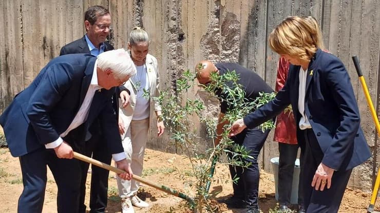נשיא המדינה ונשיא גרמניה נוטעים עץ בקיבוץ בארי