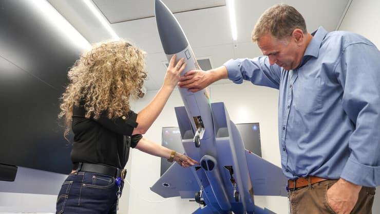 ק', מנהלת היחידה העסקית למערכות לייזר באלאופ ועודד בן דוד, סמנכ"ל טכנולוגיות באלאופ