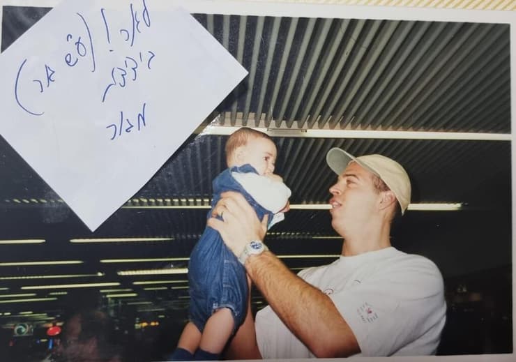 גור שלף עם גור לביא התינוק