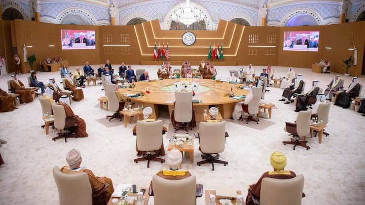 דונלד טראמפ בפסגה עם מנהיגי מדינות המפרץ בסעודיה