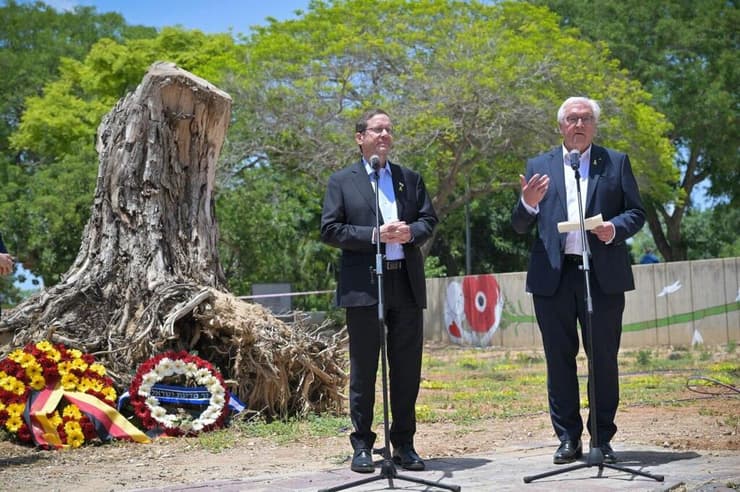 הרצוג ושטיינמאייר נואמים בבארי. נשיא גרמניה שתל עץ בקיבוץ בעוטף (צילום: קובי גדעון/ לע״מ) ביקורם של נשיא המדינה ונשיא גרמניה בקיבוץ בארי