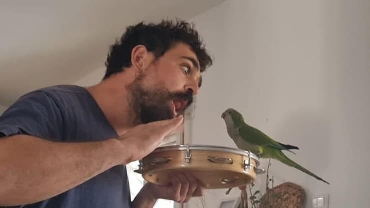 "גדל כתוכי חופש, בלי כלוב, שמסתובב כרצונו בכל הבית ומקפץ על הכתפיים שלנו" (צילום: מהאלבום הפרטי) גיא שטיין