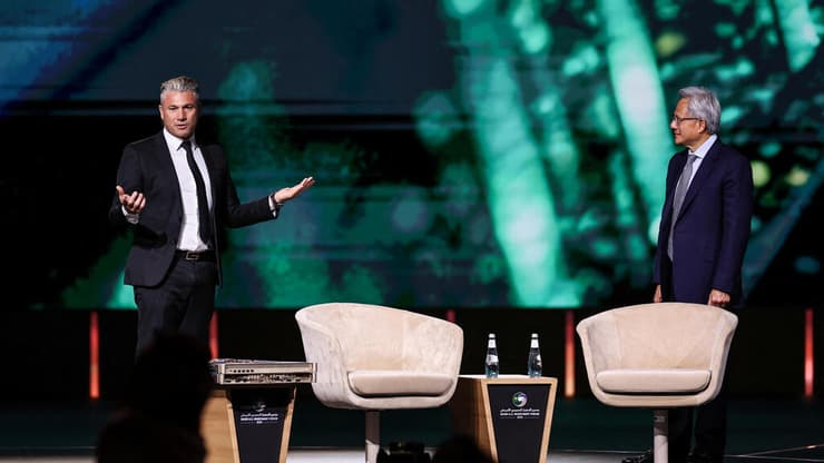 מנכ"ל אנבידיה, ג'נסן הואנג (ימין) לצד מנכ"ל Humain, טראק אמין