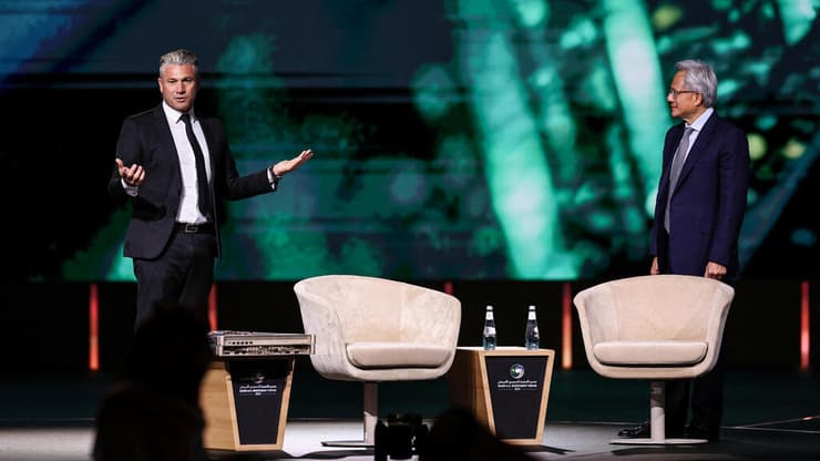 מנכ"ל אנבידיה, ג'נסן הואנג (ימין) לצד מנכ"ל Humain, טראק אמין