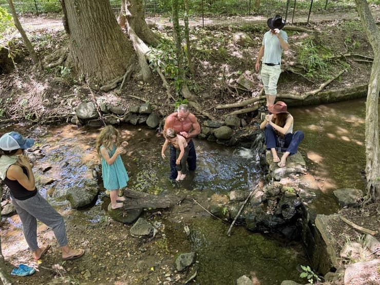 צילום: מתוך חשבון ה-X של Robert F. Kennedy Jr רוברט פ. קנדי ג'וניור בנחל מזוהם