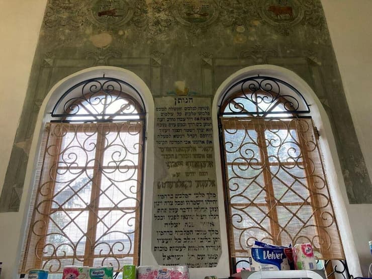 תפילה על אחד מקירות בית הכנסת (קרדיט: מאיר בולקה) תפילה על אחד מקירות בית הכנסת