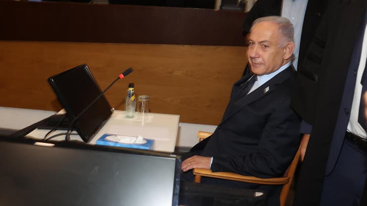רה"מ בנימין נתניהו נכנס לאולם הדיונים על מנת לתת את עדותו בתיקי אלפים