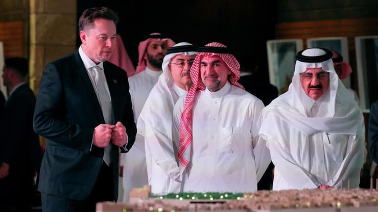 אילון מאסק לצד בכירים סעודים בעת הביקור במפרציו עם טראמפ