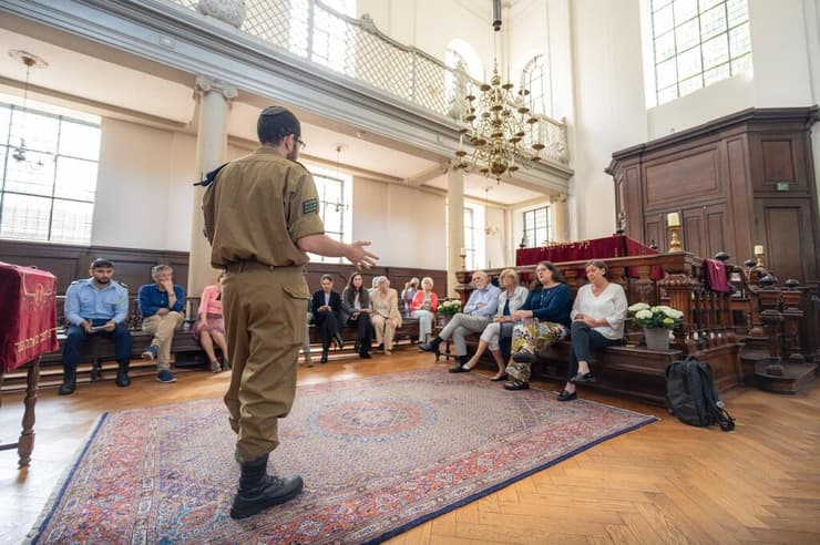 נבו קצין הנפגעים שמלווה את משפחתה של רבקה ברוך ז"ל בפגישה עם המשפחה בבית הכנסת הגדול בהאג 