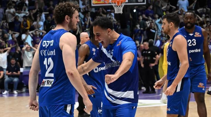 שחקני הרצליה חוגגים עם מיקס, אתמול (צילום: ראובן שוורץ) שחקני הרצליה חוגגים עם מיקס, אתמול