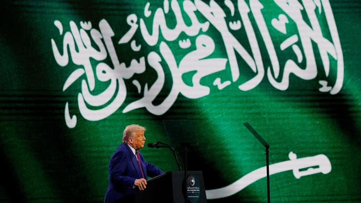 טראמפ נושא דברים בעת ביקורו בסעודיה, ברקע דגל המדינה המוסלמית