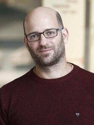 ד"ר עמוס בלמקר (צילום: יעל צור) ד"ר עמוס בלמקר, מנהל אוסף העופות של מוזיאון הטבע ע"ש שטיינהרדט