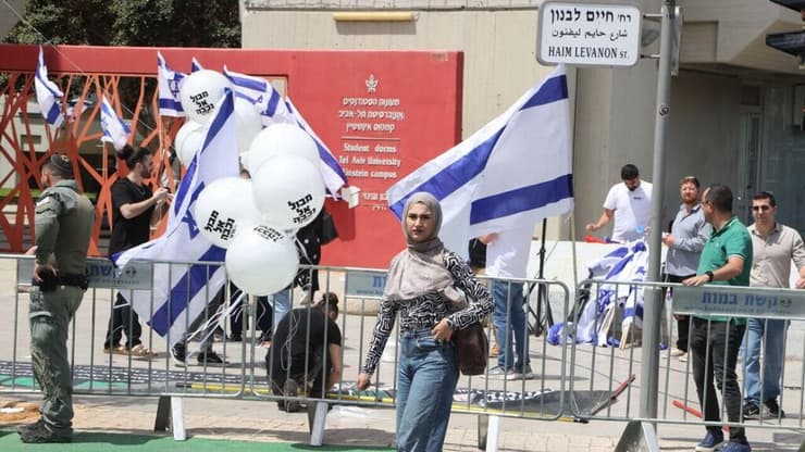 מחאה של ארגון אם תרצו נגד עצרת יום הנכבה מחוץ לאונ' תל אביב