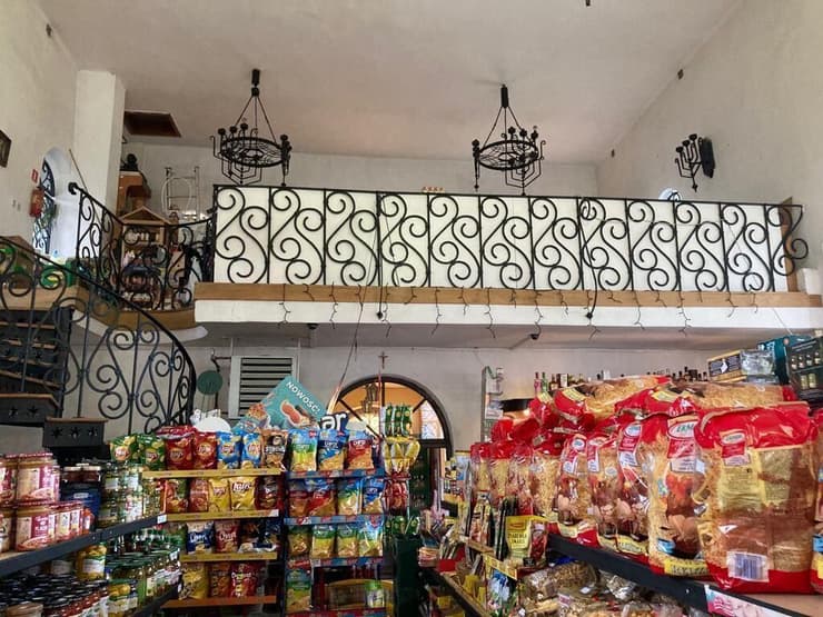 מוצרי מזון, וגם צלב בכניסה, במקום שבו התפללו יהודים לפני השואה (קרדיט: מאיר בולקה) מוצרי מזון במקום שבו התפללו יהודים לפני השואה