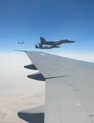 קטאר מטוסי F-15 קטארים מלווים את ה אייר פורס 1 של נשיא ארה"ב דונלד טראמפ