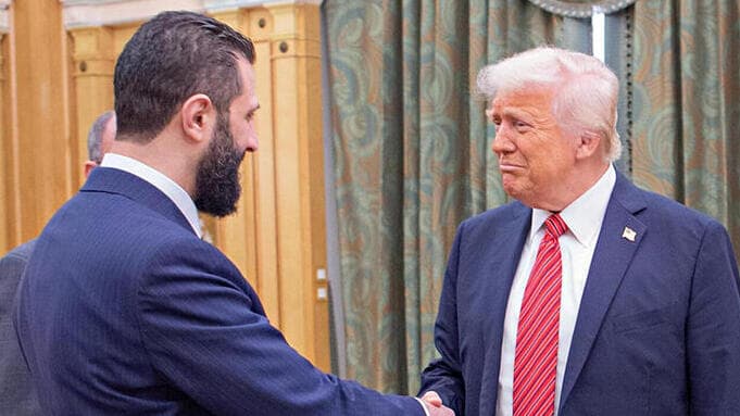 טראמפ ואל-ג'ולאני בפגישתם בריאד. נשיא ארה״ב סימן את הדרך לישראל הפגישה של נשיא ארה"ב דונלד טראמפ עם נשיא סוריה אחמד א-שרע ובן סלימאן