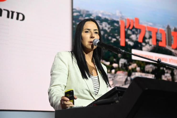 סמנכ"לית ומנהלת החטיבה הקמעונאית בבנק, שבי שמר