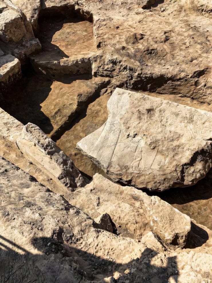 שרידי התבליט שהתגלו בארמון הצפוני של המלך אשורבניפל בעיר העתיקה נינווה (צילום: Aaron Schmitt) שרידי התבליט שהתגלו בארמון הצפוני של המלך אשורבניפל בעיר העתיקה נינווה