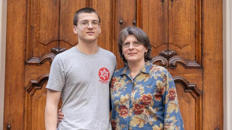 אשר וסשה בית הכנסת בהאג (צילום: Ariel Yellin Photography) אשר והאמא סשה רבקה ברוך בית הכנסת בהאג.