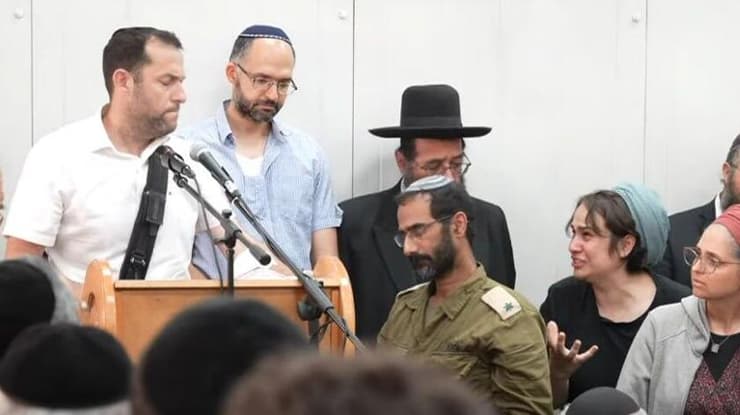 "אל תדבר על פוליטיקה". פורס ודגן בהלווייתה של צאלה ז"ל (צילום: מועצת שומרון) שקד אחותה של צאלה גז ז"ל קוטעת את ראש המועצה יוסי דגן