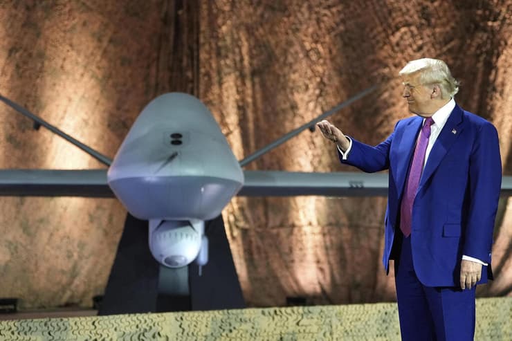 נשיא ארה"ב טראמפ מציג כטב"ם MQ-9 בנאום ל חיילים של צבא ארה"ב ב בסיס אל-עודייד ב קטאר