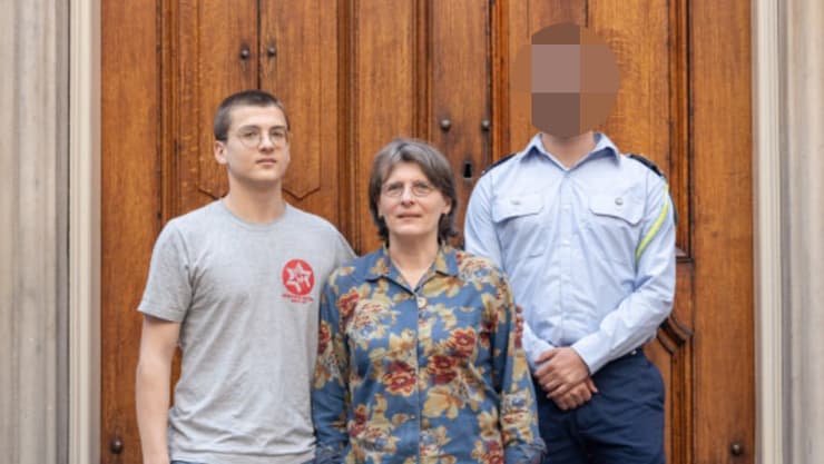 נ' עם האח אשר וסשה בבית הכנסת בהאג (צילום: Ariel Yellin Photography) נבו עם האח אשר והאמא סשה רבקה ברוך בבית הכנסת בהאג