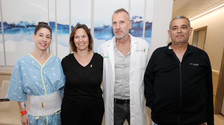 מימין לשמאל: שחר בן פורת שקיבל כליה, ד"ר אביתר נשר, דורית רידר שתרמה כליה ודניאל ש'קופ שקיבלה כליה (צילום: שאול גולן) דורית רידר