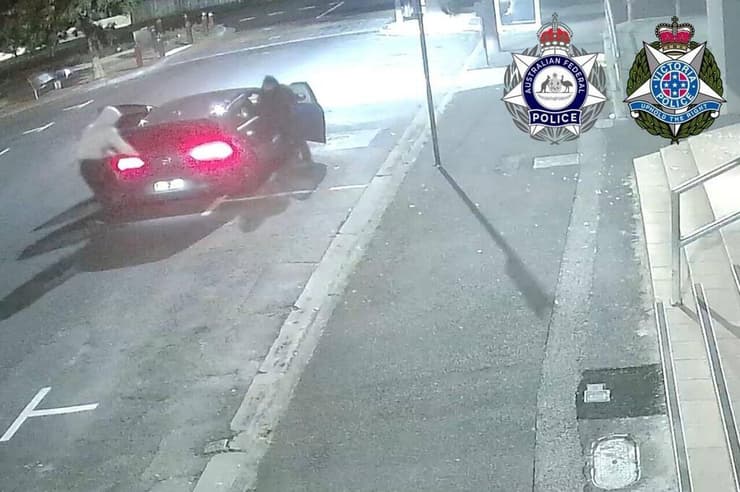 המכונית שבה הגיעו המציתים (צילום: משטרת מלבורן, מצלמות אבטחה) המכונית שבה הגיעו המציתים