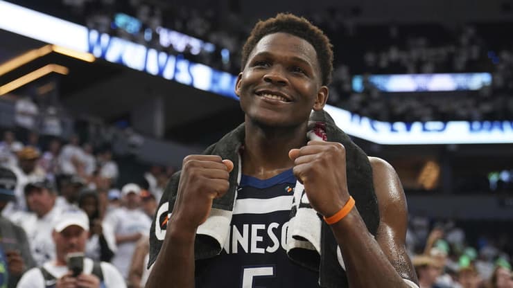 לא רק הוא. אנתוני אדווארדס (AP Photo/Abbie Parr) שחקן מינסוטה טימברוולבס אנתוני אדווארדס