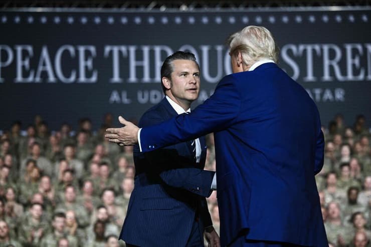 נשיא ארה"ב טראמפ עם שר ההגנה פיט הגסת' בנאום ל חיילים של צבא ארה"ב ב בסיס אל-עודייד ב קטאר